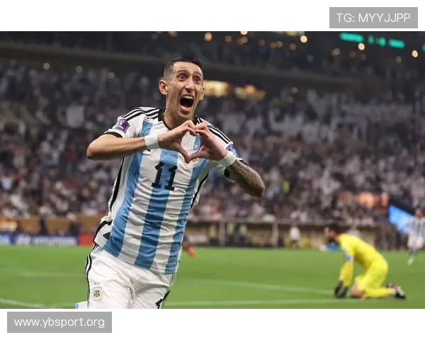 荣耀时刻！迪马利亚分享与梅西手捧世界杯奖杯的AI漫画画面